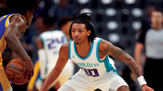 Charlotte Hornets guard Nick Smith Jr. defends against Golden State Warriors guard Kendric Davis during the third quarter at Golden 1 Center.